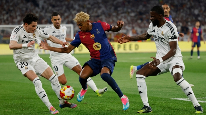 Racing Santander khó lòng chống đỡ những đợt tấn công của Barcelona